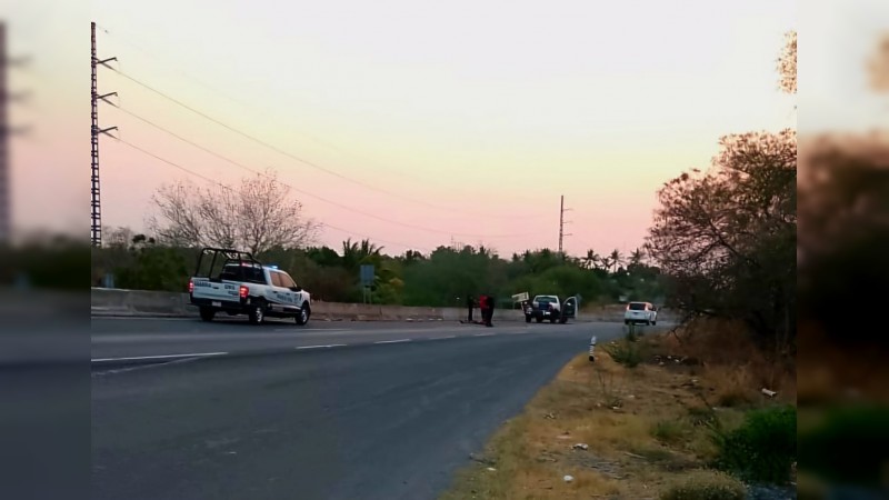 Muere motociclista al accidentarse y ser arrollado por varios vehículos en Parácuaro