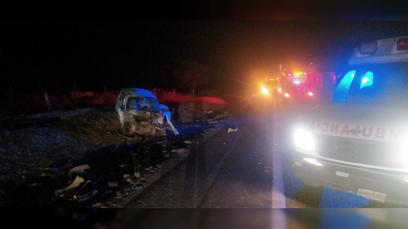 Muere hombre tras estrellar su auto contra pipa, en la Siglo 21