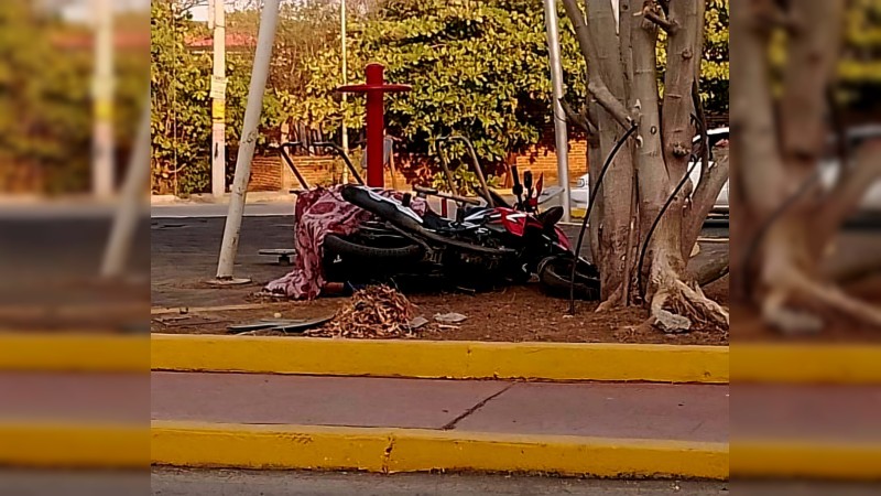 Muere mujer tras chocar su moto, en Apatzingán 