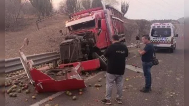 Muere chofer de tractocamión tras sufrir percance, en la Siglo 21