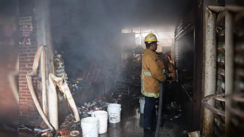 Incendio arrasa con 20 locales del Mercado Rayón, en Apatzingán 