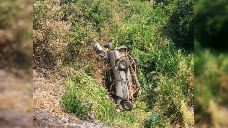 Los Reyes: se proyecta auto a barranco; hay 1 muerto