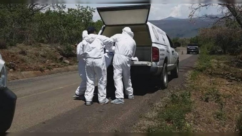 Abandonan camioneta con 2 cadáveres, en Maravatío