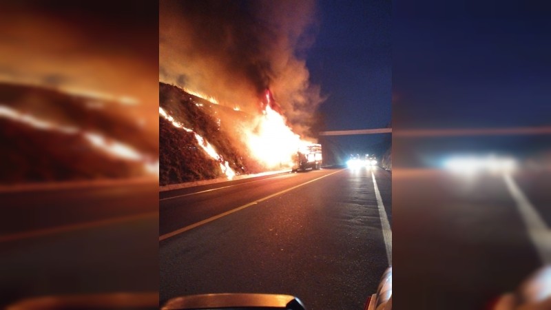 Arde contenedor de tráiler, en la Siglo 21 