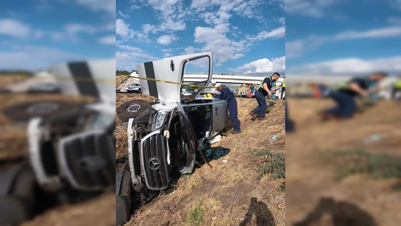 Cinco muertos y 8 heridos deja volcadura de camioneta, en la de Occidente 