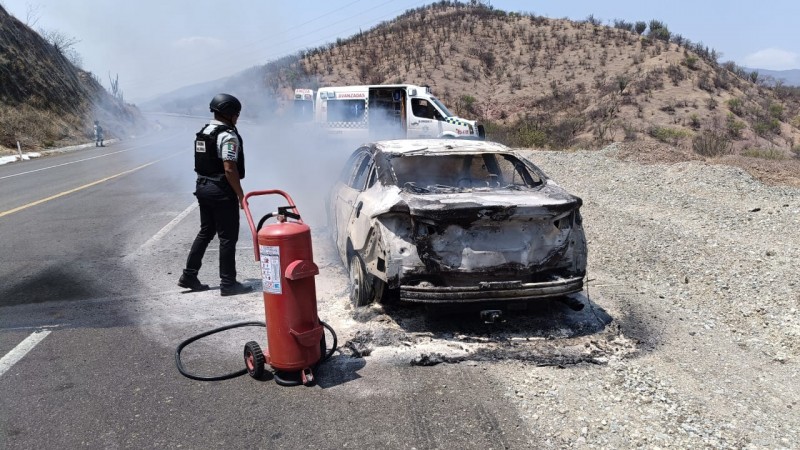 Arde auto en la Siglo XXI