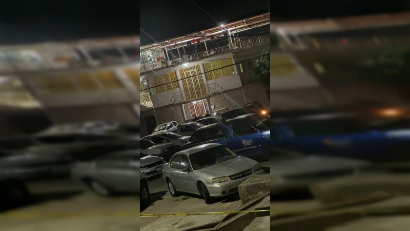 Encuentran en estacionamiento de Lázaro Cárdenas autos involucrados en balacera