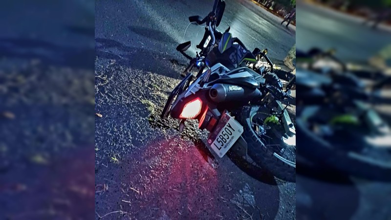 Apatzingán: motociclista se estrella contra poste 