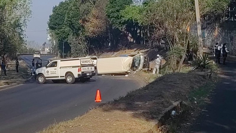 Perece chofer de combi, tras volcadura, en Morelia 