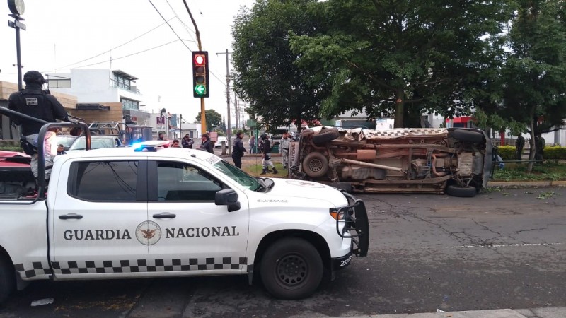 Cinco policías heridos, tras choque de patrulla y camioneta, en Uruapan 