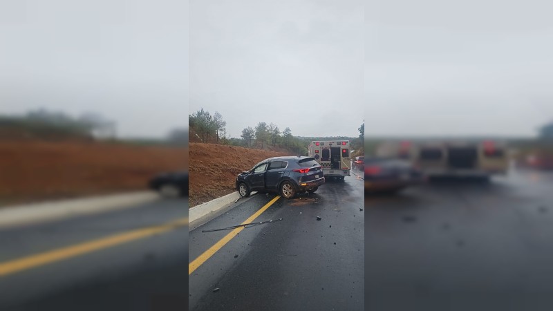 Vuelca camioneta, en la Siglo 21; una herida y daños materiales 