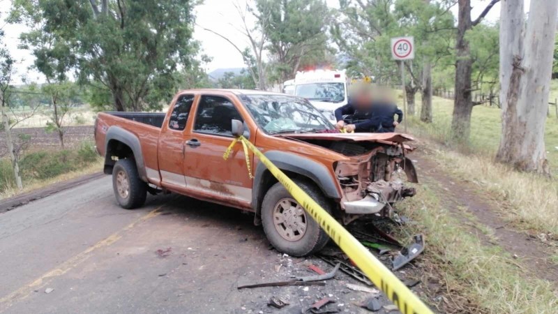 Choque deja un muerto y 2 heridos, en Charo  