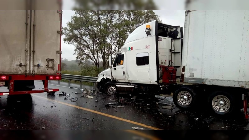 Un muerto y 2 heridos, tras brutal choque, en la Pátzcuaro-Cuitzeo 