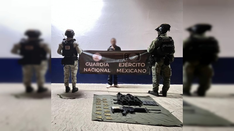 Apatzingán: cae presunto miembro de célula delictiva; le aseguran armas y equipo 