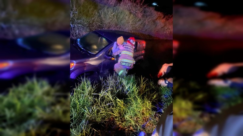 Mujer pierde control de su auto y cae a canal de aguas negras, en Tarímbaro 