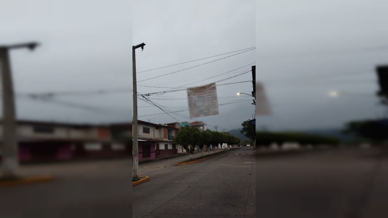 Colocan manta con mensaje de grupo criminal, en Uruapan 