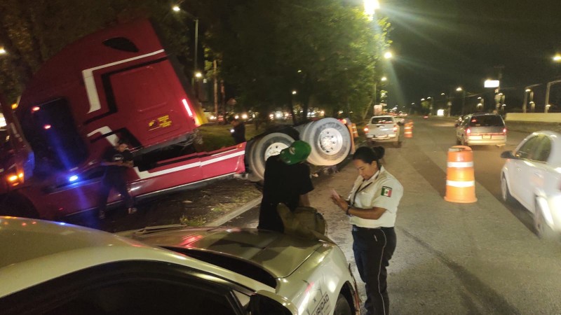 Conductor pierde control de tráiler y se accidenta, en Morelia 