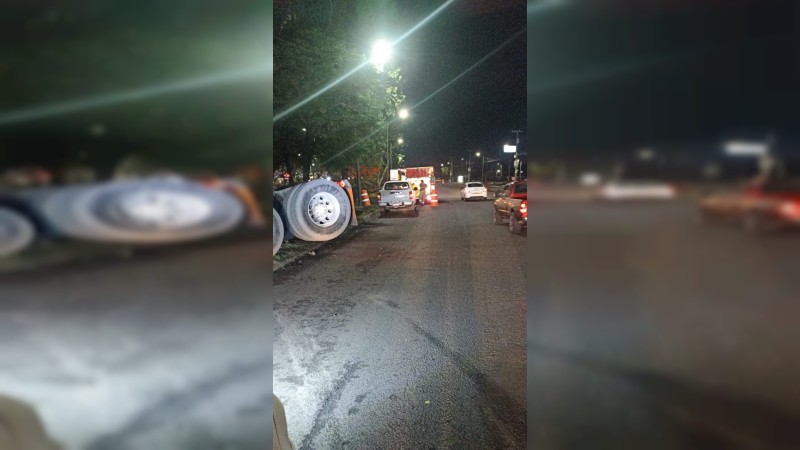 Tráiler sufre ponchsdura de neumático y provoca accidente  