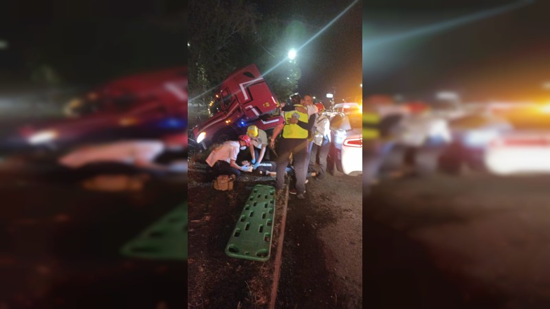 Tráiler sufre ponchsdura de neumático y provoca accidente  