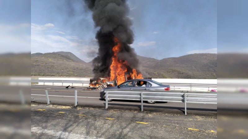 A salvo los ocupantes de los vehículos que chocaron y se incendiaron en la Siglo XXI