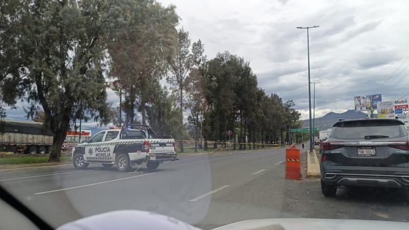 Muere una mujer al derrapar una motocicleta en el periférico de Morelia