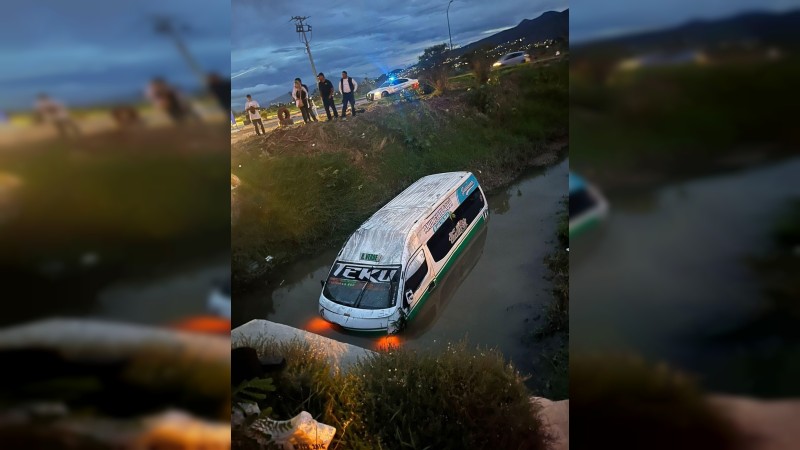 Combi de la Ruta Verde volcó y cayó a canal de aguas negras en Morelia