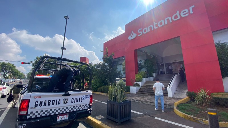 Investigan robo a sucursal bancaria, en Morelia 