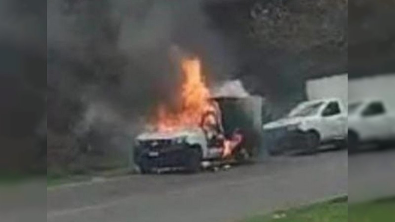 Comando roba camioneta y la incendia, en Uruapan 