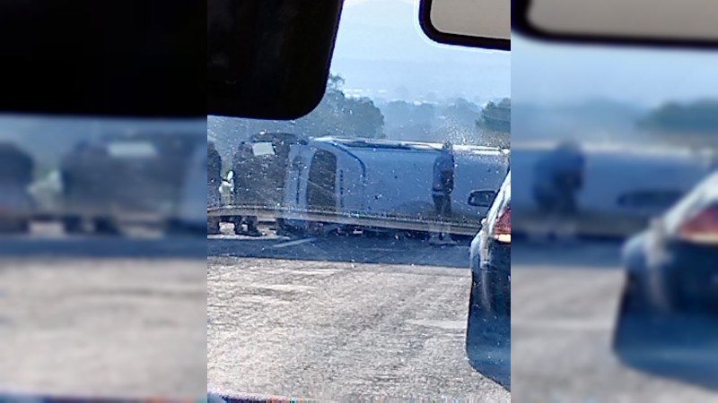 Cuatro jornaleros heridos tras volcadura de camioneta, en Tiripetío