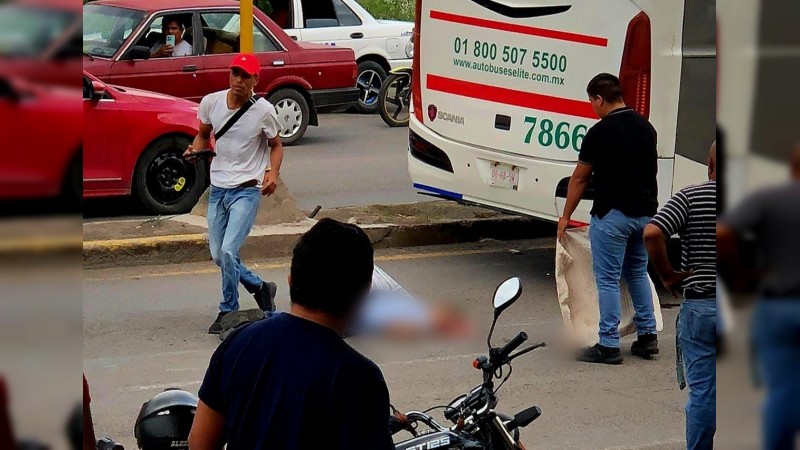 Muere motociclista en Múgica al ser embestido por un autobús