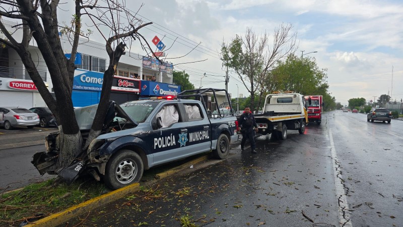 Choca patrulla zamorana contra un árbol, 3 policías son hospitalizados