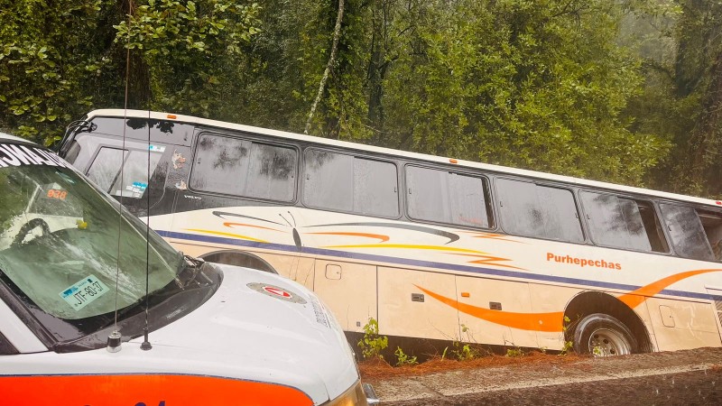 Cinco heridos, tras percance de autobús, en la Pátzcuaro-Uruapan 