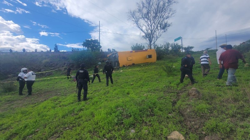 Muere 2 tras choque entre autobús y un auto, en la carretera Morelia-México 