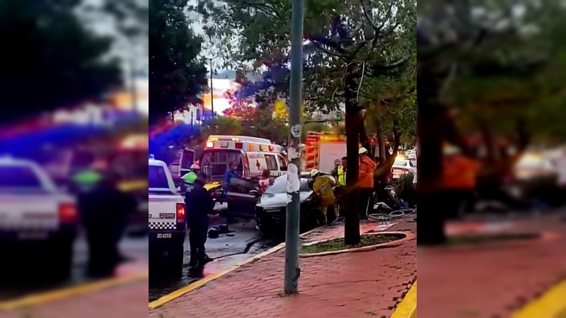 Choca auto contra un árbol en avenida Camelinas de Morelia