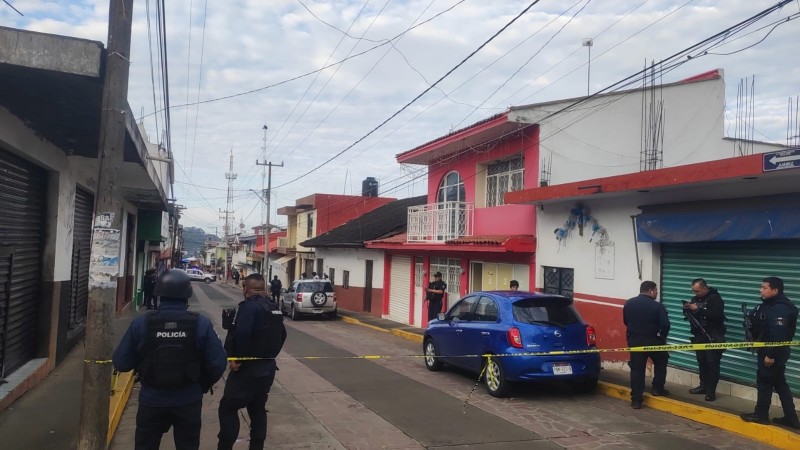 Sicarios atacan a policías, en pleno Centro de Tingambato; un oficial muere 