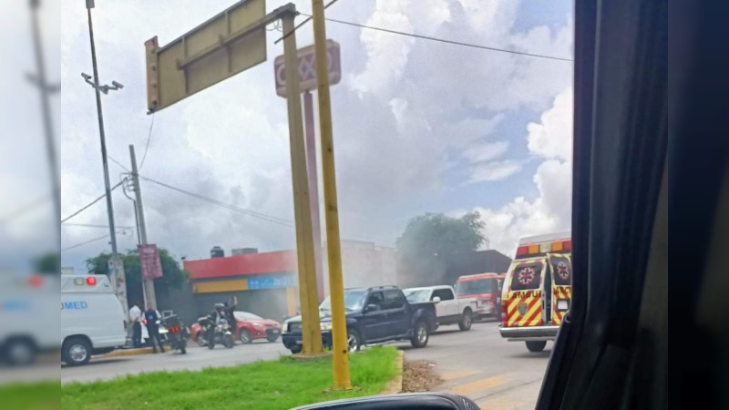 Oxxos y automotores fueron atacados con bombas molotov, en Uruapan 