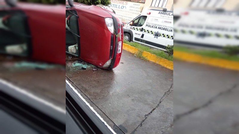 Vuelca auto, en Morelia; chofer conducía a exceso de velocidad  