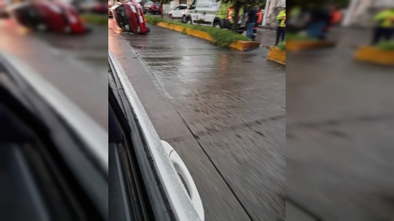 Vuelca auto, en Morelia; chofer conducía a exceso de velocidad  