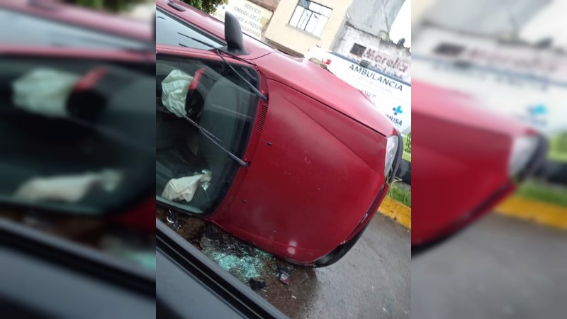 Vuelca auto, en Morelia; chofer conducía a exceso de velocidad  