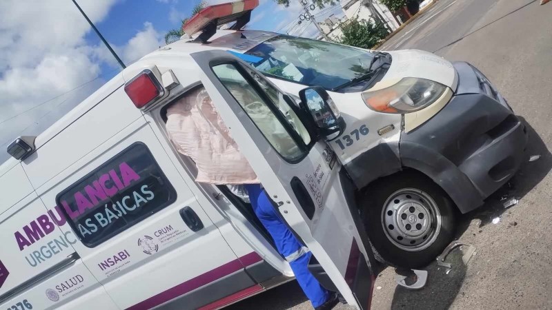 Tres paramédicos heridos, tras choque de ambulancia,  en Morelia 