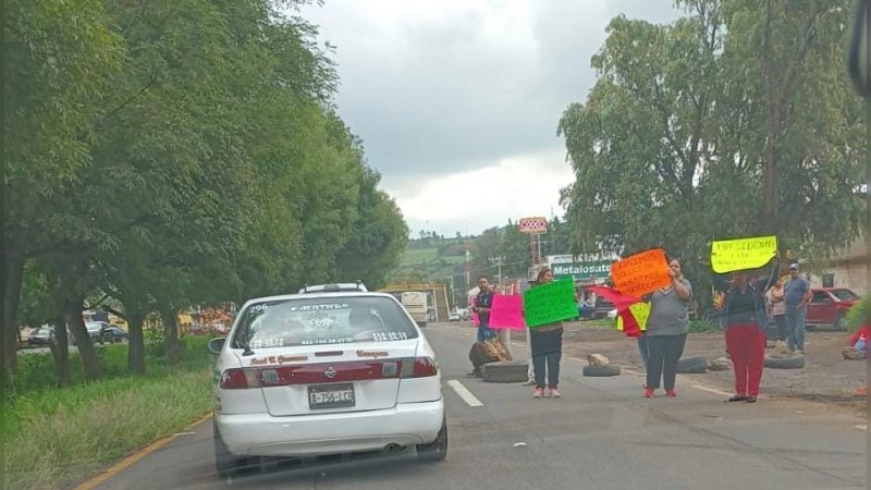 Ex empleados del ayuntamiento se Huiramba, bloquearon carretera  