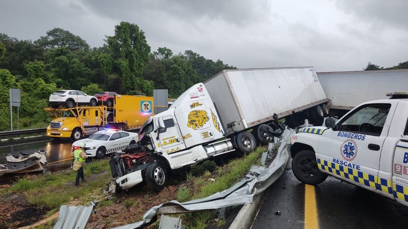 Vuelca tráiler en la Autopista Siglo XXI y bloquea la vialidad, no hay lesionados