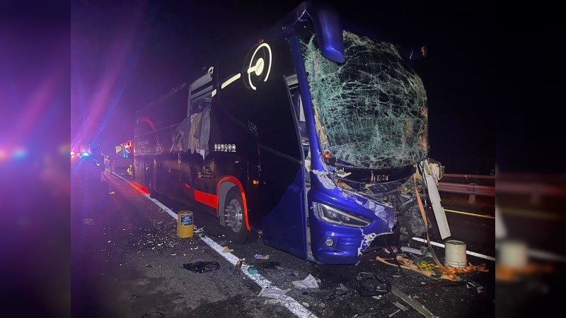 Deja tres heridos alcance de autobús a tractocamión en la Autopista de Occidente