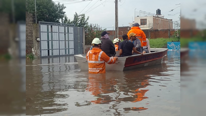 PC estatal apoya a familias de la Carlos Salazar en Morelia, tras inundación por lluvias