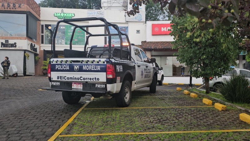 Balean a joven, en plaza comercial de Morelia 