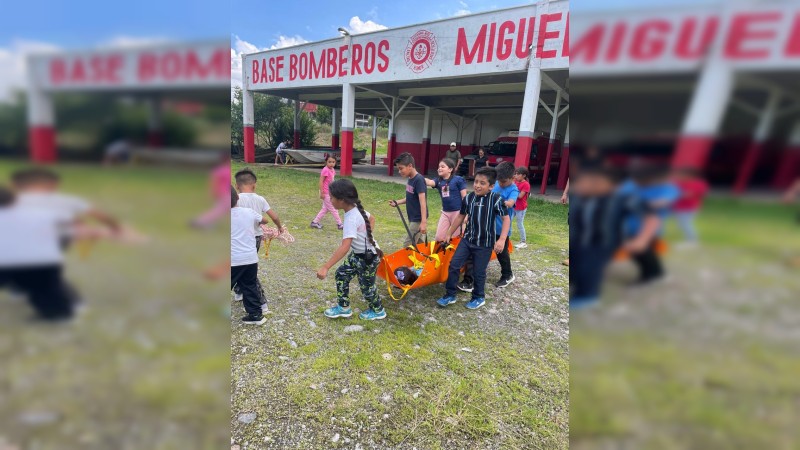 Bomberos de Zitácuaro enseñan el oficio a niños  