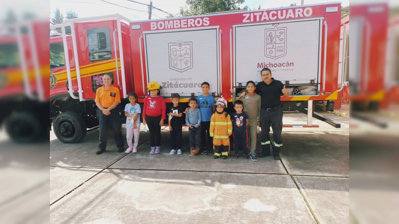 Bomberos de Zitácuaro enseñan el oficio a niños  