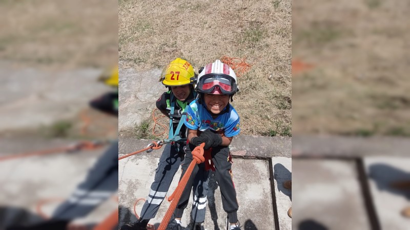 Bomberos de Zitácuaro enseñan el oficio a niños  