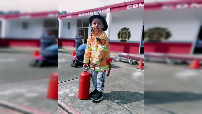 Bomberos de Zitácuaro enseñan el oficio a niños  