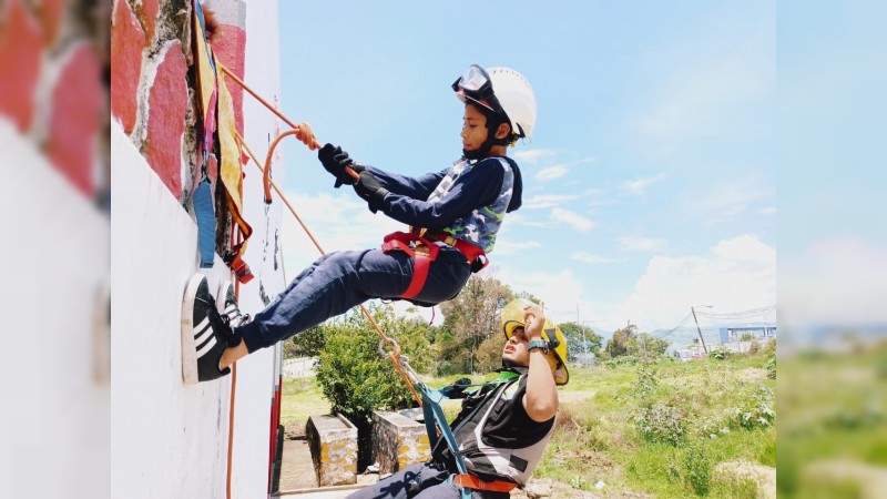 Bomberos de Zitácuaro enseñan el oficio a niños  